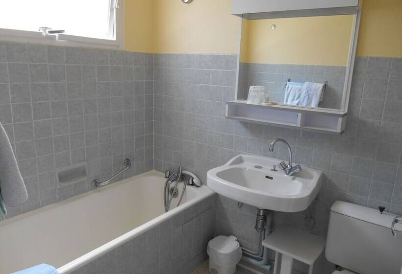 غرفة قياسية مطلة على المدينة, A L'abri Des Vents