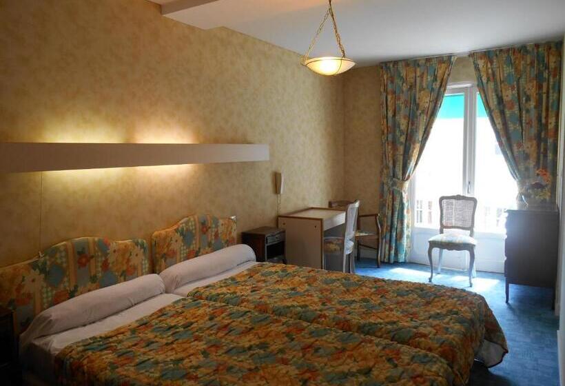 غرفة قياسية مطلة على المدينة, A L'abri Des Vents