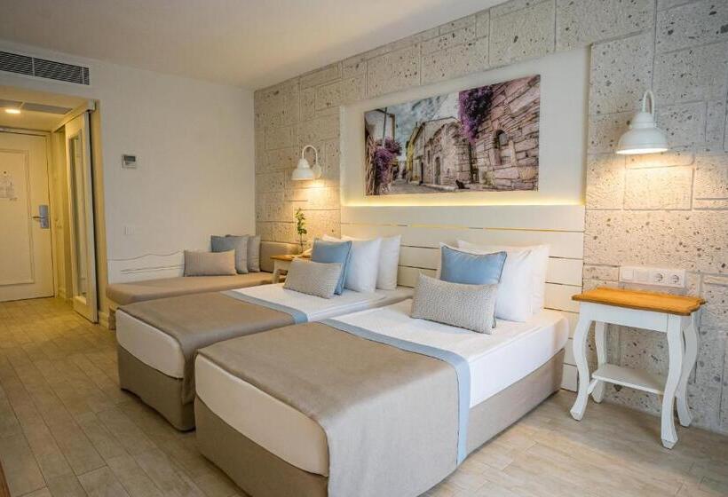 Трехместный Номер Стандарт с Балконом, Mark Warner Phokaia Beach Resort