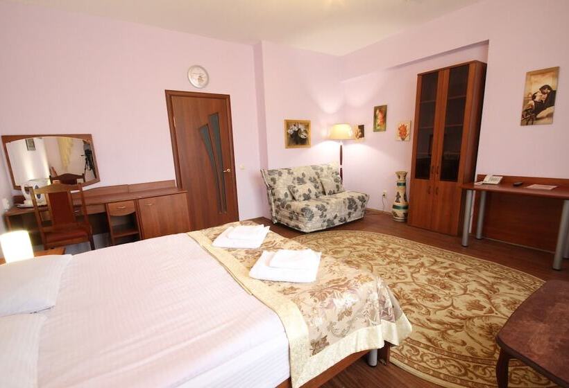 주니어 스위트, Troya