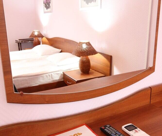 주니어 스위트, Troya