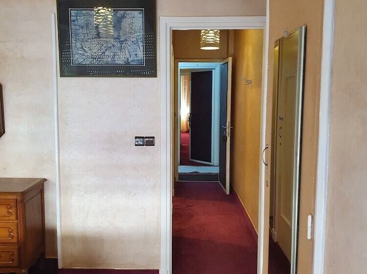 اتاق سوپریور, Ambassy