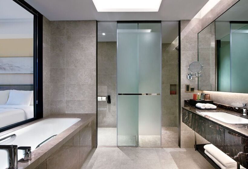 带阳台精选间, Crowne Plaza Huailai By Ihg