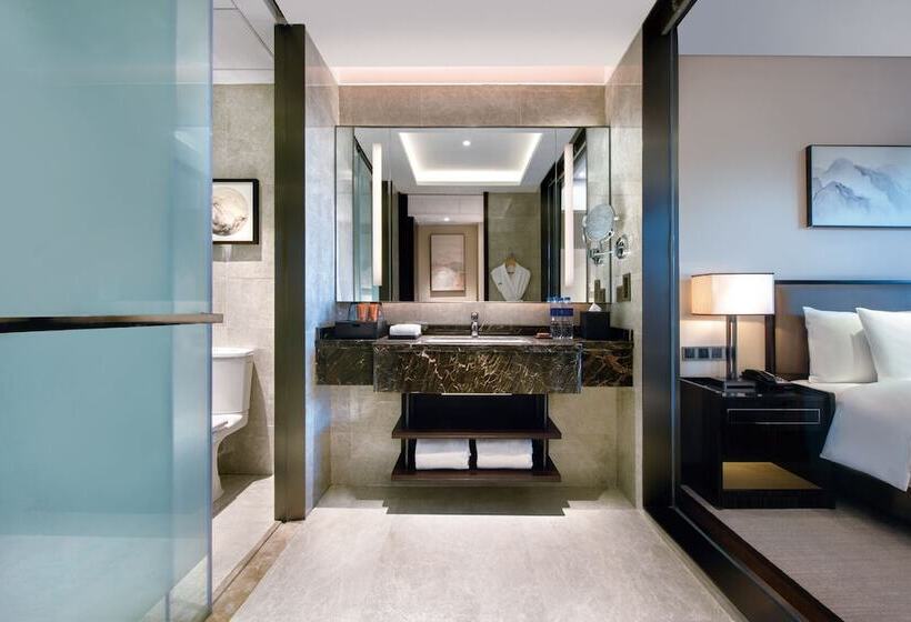 غرفة بريميوم مزودة بشُرفة, Crowne Plaza Huailai By Ihg