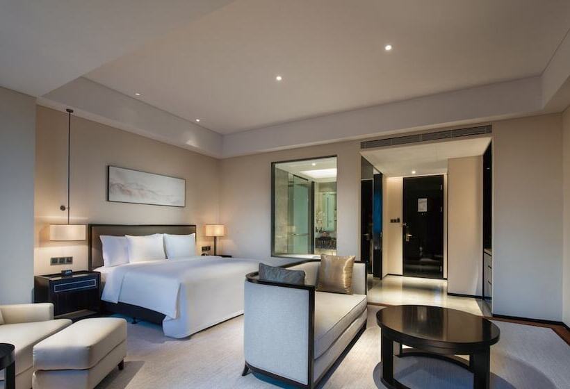 발코니가 있는 프리미엄 룸, Crowne Plaza Huailai By Ihg