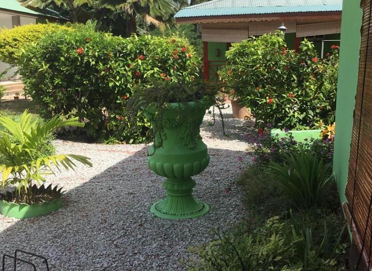 بانگلوی استاندارد, La Digue Holiday Villa