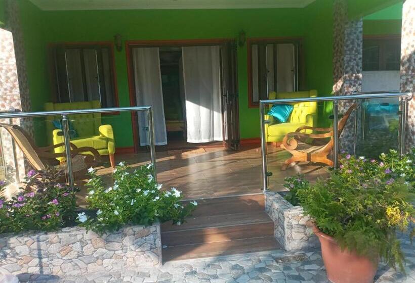 اتاق لوکس با تخت بزرگ, La Digue Holiday Villa