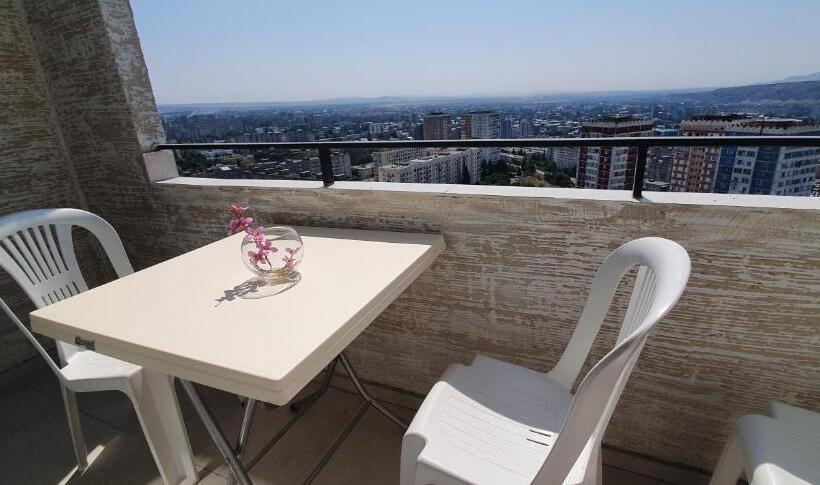 آپارتمان 1 خوابه با چشم‌انداز باغ, Vazi Apart