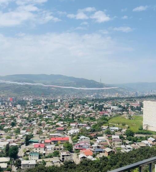 اتاق لوکس با تخت بزرگ, Vazi Apart