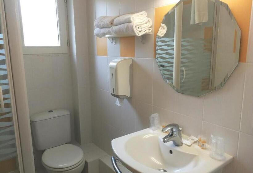 חדר סטנדרט לארבעה, Logis Auberge De Carolles