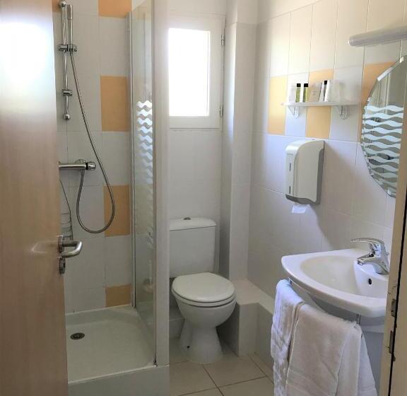 חדר סטנדרט לארבעה, Logis Auberge De Carolles