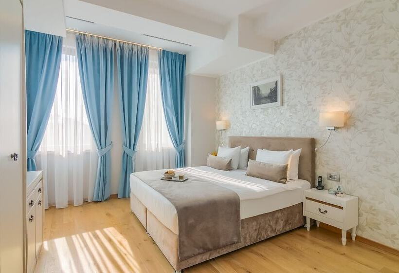 اتاق لوکس, New Era Hotel Old Town Bucharest Parking With Fee Nearby