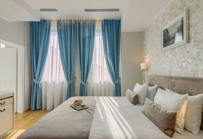 اتاق لوکس, New Era Hotel Old Town Bucharest Parking With Fee Nearby