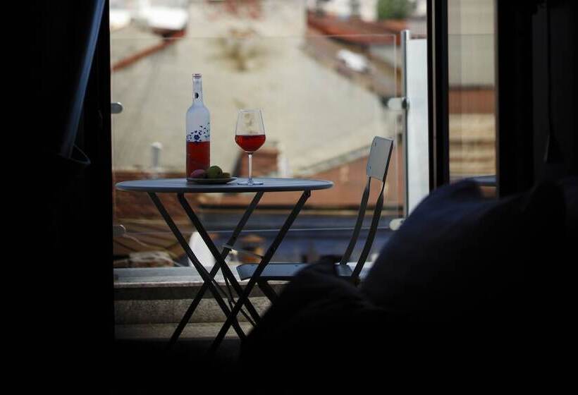اتاق لوکس با بالکن, New Era Hotel Old Town Bucharest Parking With Fee Nearby