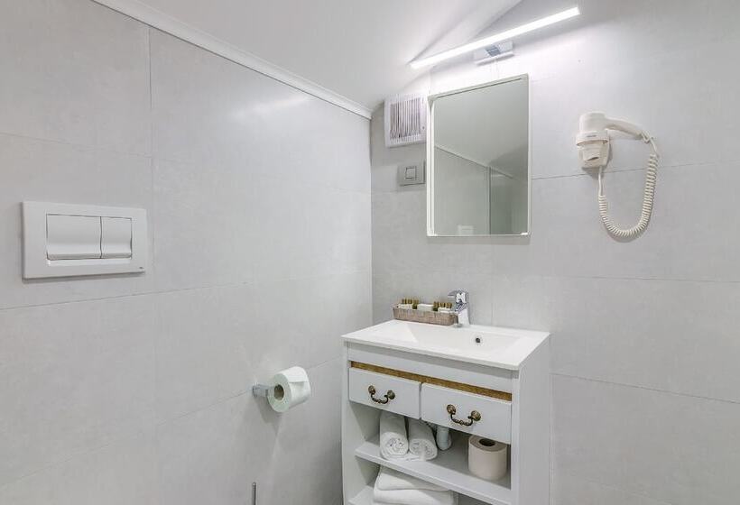 اتاق لوکس با بالکن, New Era Hotel Old Town Bucharest Parking With Fee Nearby