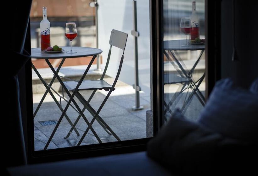 اتاق لوکس با بالکن, New Era Hotel Old Town Bucharest Parking With Fee Nearby