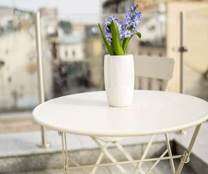 اتاق لوکس با بالکن, New Era Hotel Old Town Bucharest Parking With Fee Nearby