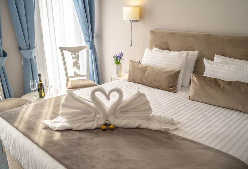 اتاق لوکس با بالکن, New Era Hotel Old Town Bucharest Parking With Fee Nearby