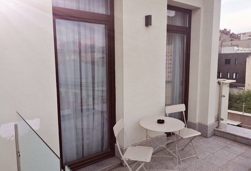 اتاق لوکس با بالکن, New Era Hotel Old Town Bucharest Parking With Fee Nearby