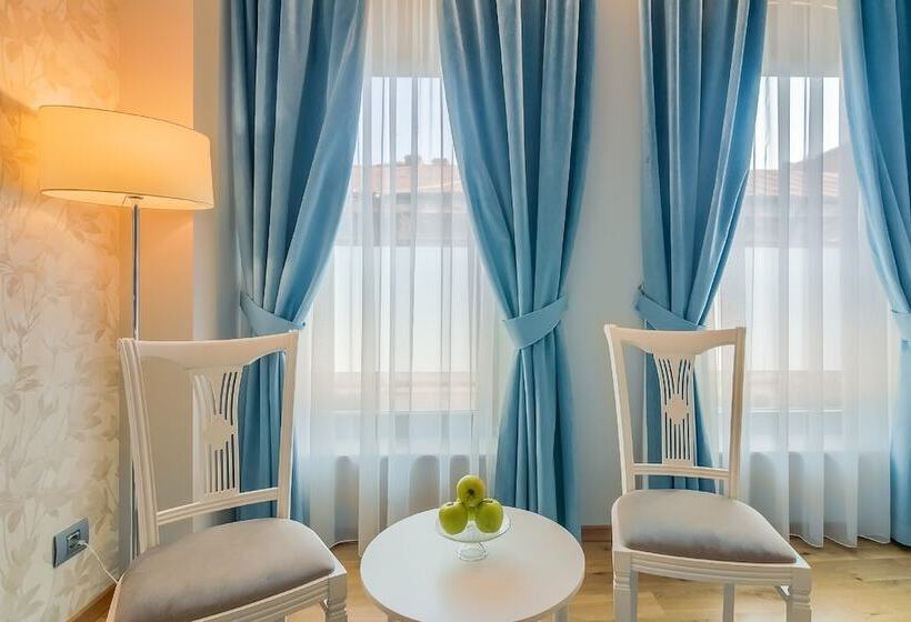 اتاق سوپریور, New Era Hotel Old Town Bucharest Parking With Fee Nearby