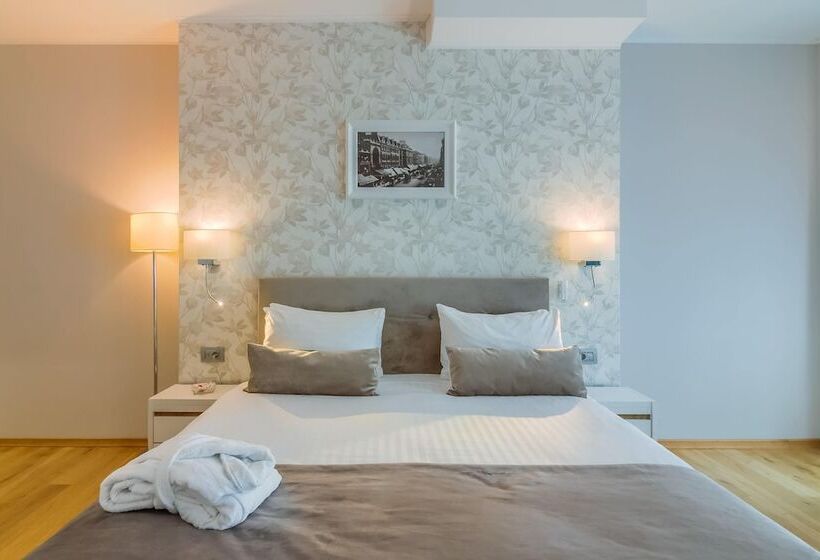 اتاق سوپریور, New Era Hotel Old Town Bucharest Parking With Fee Nearby