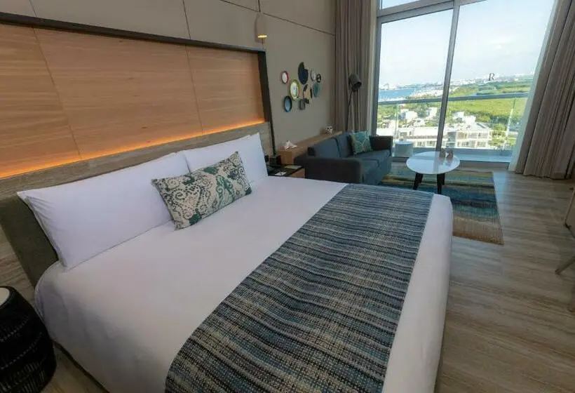 キングサイズベッドのデラックスルーム, Renaissance Cancun Resort & Marina