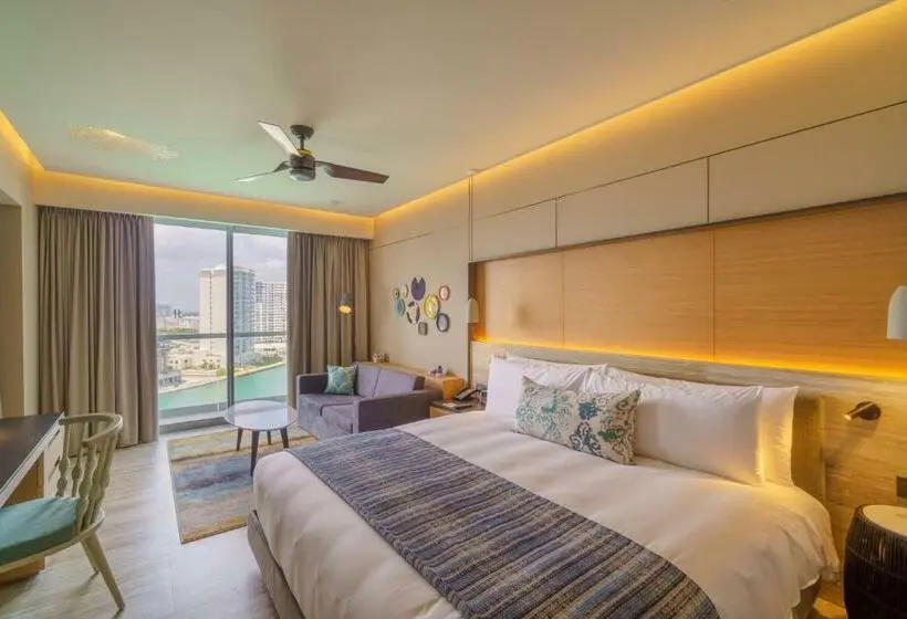 キングサイズベッドのスタンダードルーム, Renaissance Cancun Resort & Marina