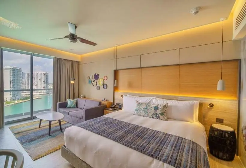 キングサイズベッドのスタンダードルーム, Renaissance Cancun Resort & Marina