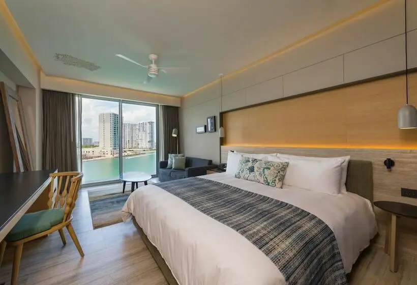 景色の見えるダブルベッドスタンダードルーム, Renaissance Cancun Resort & Marina