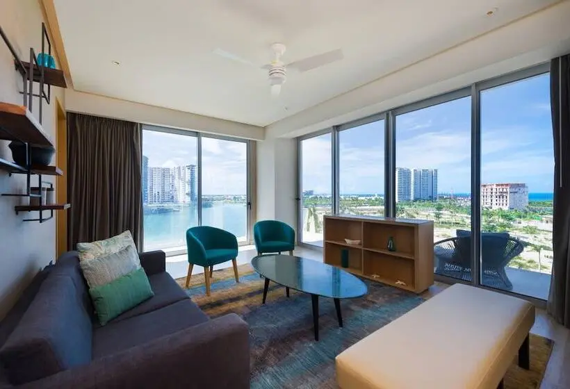 景色の見えるスイートルーム, Renaissance Cancun Resort & Marina