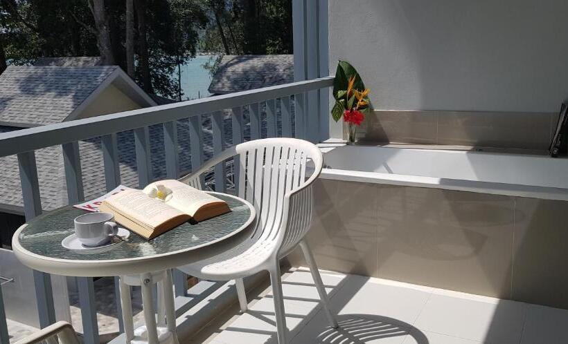 חדר דלוקס עם מרפסת, Villa Chacha Krabi Beachfront Resort