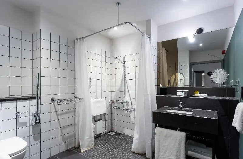 اتاق استاندارد با تخت بزرگ برای معلولان, Indigo   Dundee, An Ihg