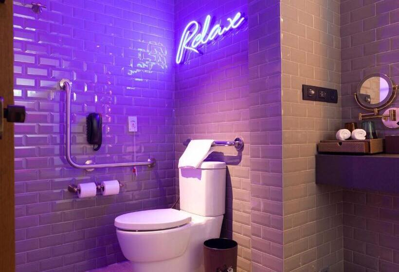 장애인을 위한 킹사이즈 침대 스탠다드 룸, Indigo Phuket Patong, An Ihg