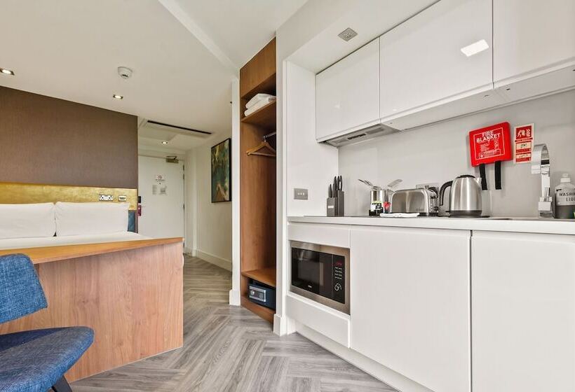 标准工作室, Roomzzz London Stratford