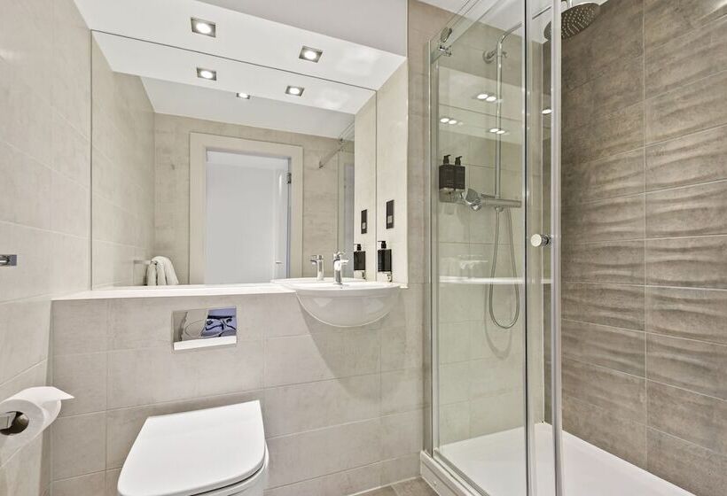 标准工作室, Roomzzz London Stratford