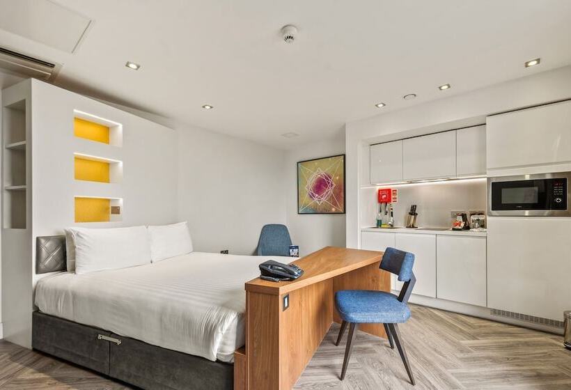 标准工作室, Roomzzz London Stratford