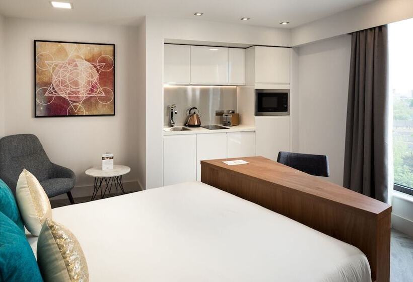 标准工作室, Roomzzz London Stratford