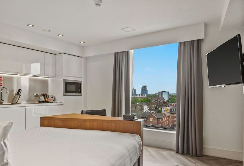 标准工作室, Roomzzz London Stratford