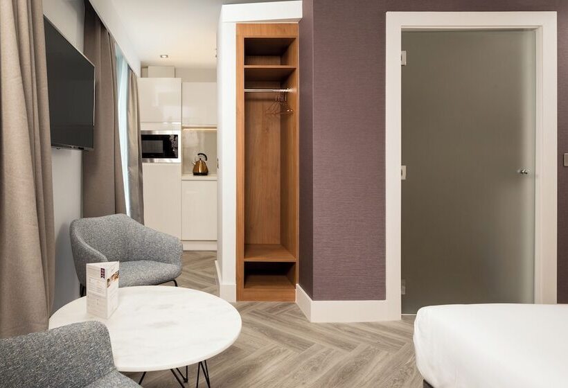 标准工作室, Roomzzz London Stratford