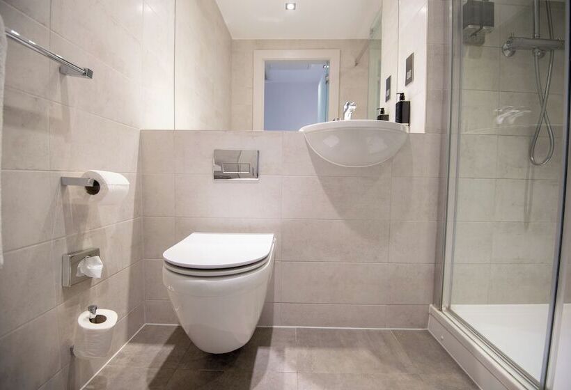 标准工作室, Roomzzz London Stratford