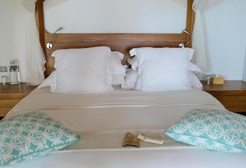 בקתה סטנדרטית, The Cove