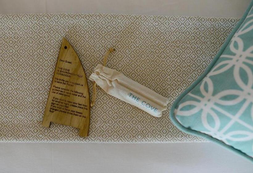 בקתה סטנדרטית, The Cove