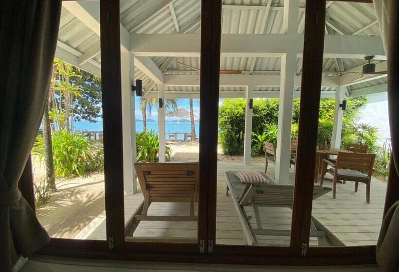 בקתה סטנדרטית, The Cove