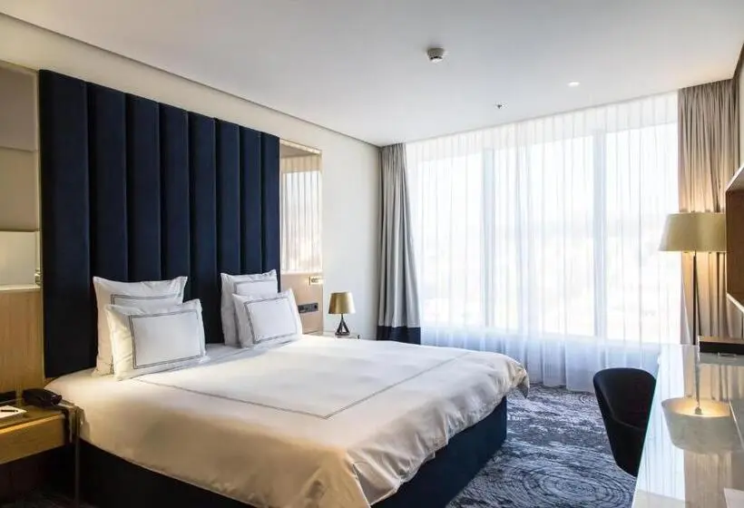 キングサイズベッドのスタンダードルーム, Swissotel Sarajevo