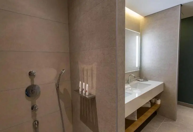 キングサイズベッドのデラックスルーム, Swissotel Sarajevo