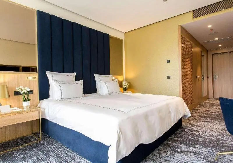 キングサイズベッドのスタンダードルーム, Swissotel Sarajevo