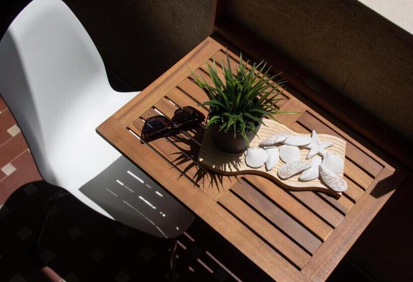 غرفة قياسية مطلّة علي البحر مزوَّدة بشُرفة, Mirage Place B&b