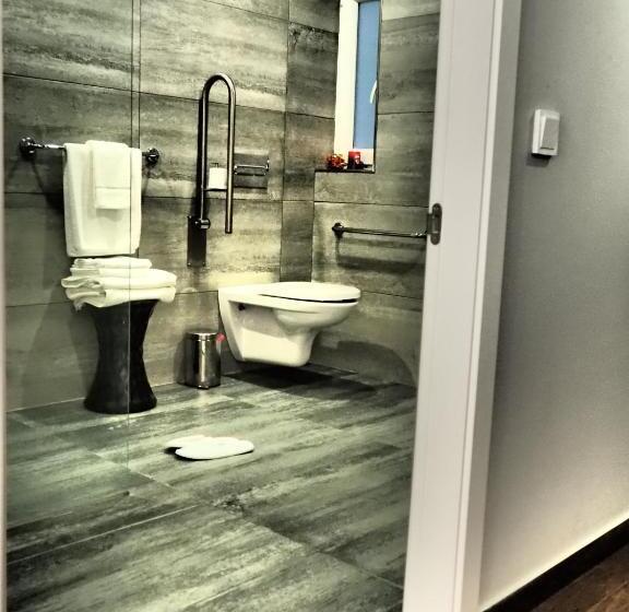 اتاق لوکس, Adelphi Boutique