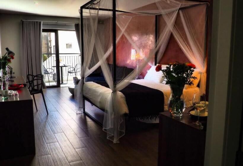 اتاق لوکس, Adelphi Boutique