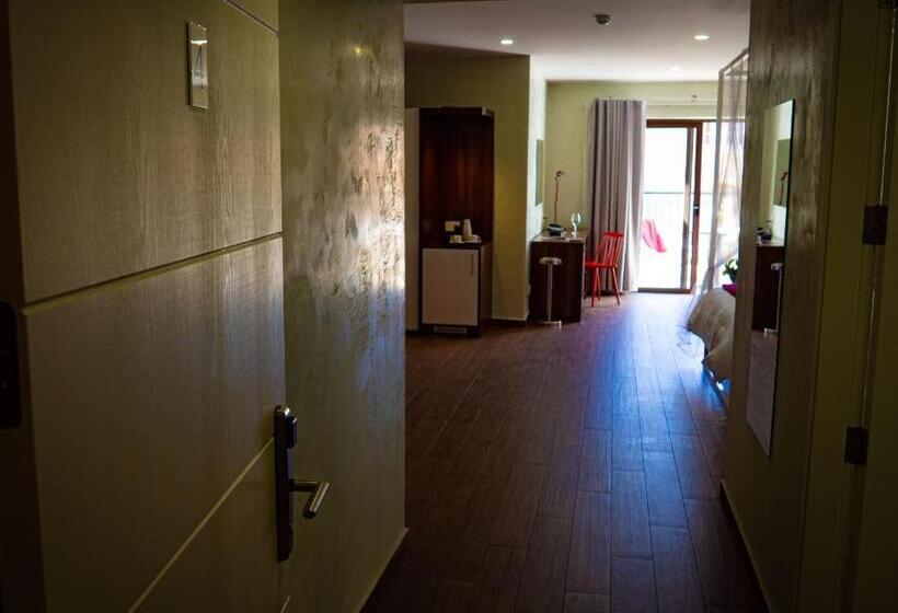 سوییت سوپریور, Adelphi Boutique